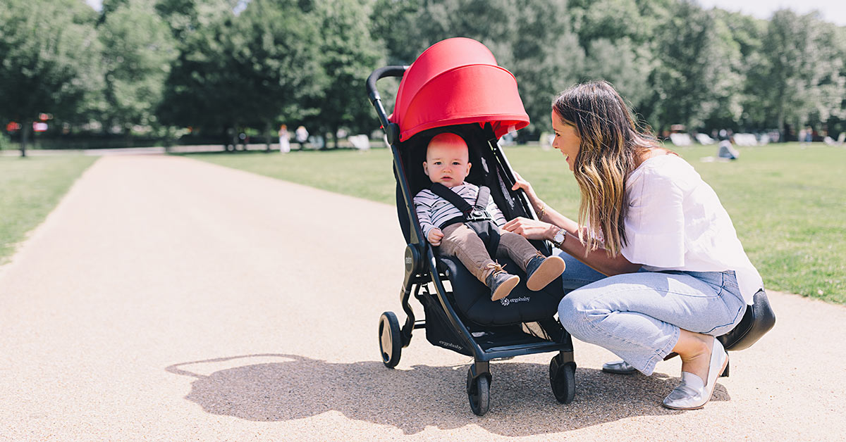 Ergobaby Metro Compact City Stroller in der Farbe Rot mit Mutter und Kind