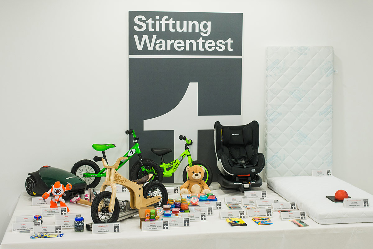 Kinderprodukte und Testbewertungen auf einem Tisch